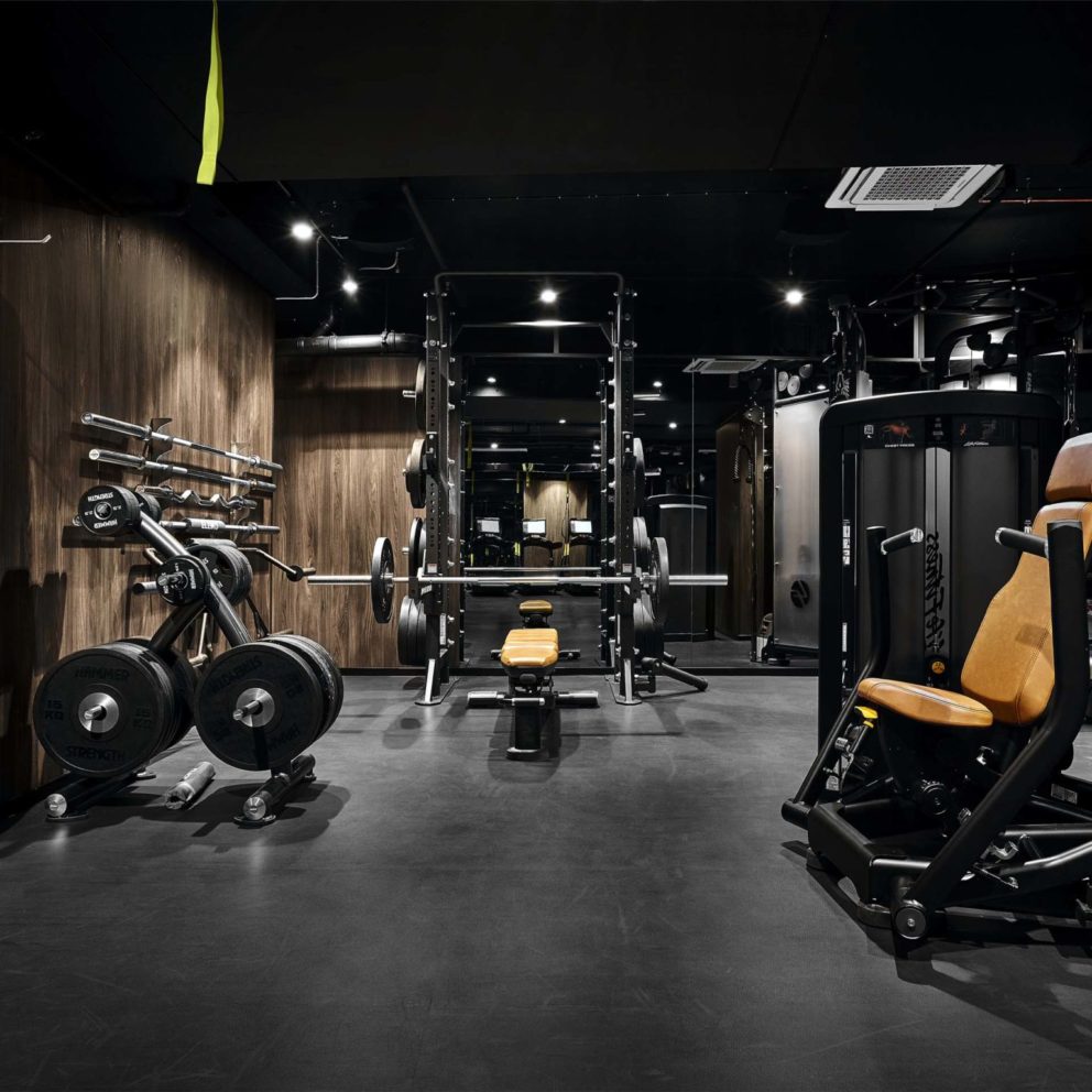 Välutrustat gym med modern träningsutrustning