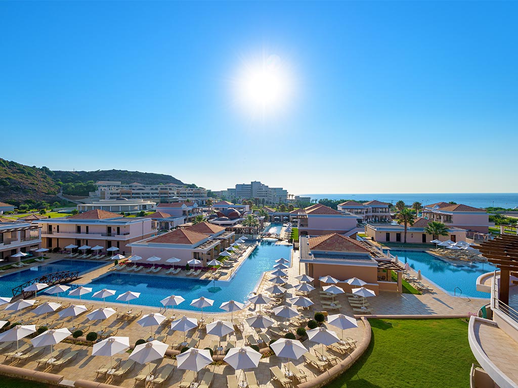 Exteriör av Hotell Bright med pool och hav i bakgrunden
